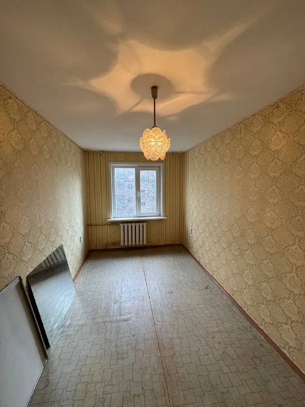 Продам двухкомнатную квартиру 🌇днр, харцызск, центр, ул. Октябрьская📍 ✅общая площадь 45.2 кв. М, 4 этаж 5 этажного дома, не угловая. ✅комнаты раздельные, окна пластиковые, балкон застеклен, есть кладовая. ✅новая газовая колонка. 📑документы готовы, прописанных нет. 👍шикарное расположение: во дворе школа 1, детский сад чайка, магазины. 💰цена : 2 600 000 ₽ торг 📲☎️+79493418412 лилия ан терем 🛫подписаться  |  дать объявление 📲наш max - фотография - 3