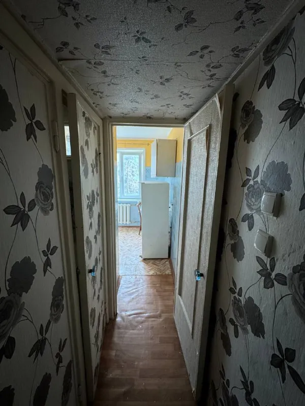 Продам двухкомнатную квартиру 🌇днр, харцызск, центр, ул. Октябрьская📍 ✅общая площадь 45.2 кв. М, 4 этаж 5 этажного дома, не угловая. ✅комнаты раздельные, окна пластиковые, балкон застеклен, есть кладовая. ✅новая газовая колонка. 📑документы готовы, прописанных нет. 👍шикарное расположение: во дворе школа 1, детский сад чайка, магазины. 💰цена : 2 600 000 ₽ торг 📲☎️+79493418412 лилия ан терем 🛫подписаться  |  дать объявление 📲наш max - фотография - 4