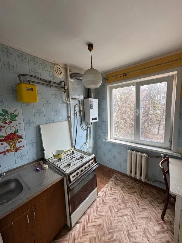 Продам двухкомнатную квартиру 🌇днр, харцызск, центр, ул. Октябрьская📍 ✅общая площадь 45.2 кв. М, 4 этаж 5 этажного дома, не угловая. ✅комнаты раздельные, окна пластиковые, балкон застеклен, есть кладовая. ✅новая газовая колонка. 📑документы готовы, прописанных нет. 👍шикарное расположение: во дворе школа 1, детский сад чайка, магазины. 💰цена : 2 600 000 ₽ торг 📲☎️+79493418412 лилия ан терем 🛫подписаться  |  дать объявление 📲наш max - фотография - 5