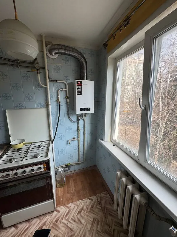 Продам двухкомнатную квартиру 🌇днр, харцызск, центр, ул. Октябрьская📍 ✅общая площадь 45.2 кв. М, 4 этаж 5 этажного дома, не угловая. ✅комнаты раздельные, окна пластиковые, балкон застеклен, есть кладовая. ✅новая газовая колонка. 📑документы готовы, прописанных нет. 👍шикарное расположение: во дворе школа 1, детский сад чайка, магазины. 💰цена : 2 600 000 ₽ торг 📲☎️+79493418412 лилия ан терем 🛫подписаться  |  дать объявление 📲наш max - фотография - 6