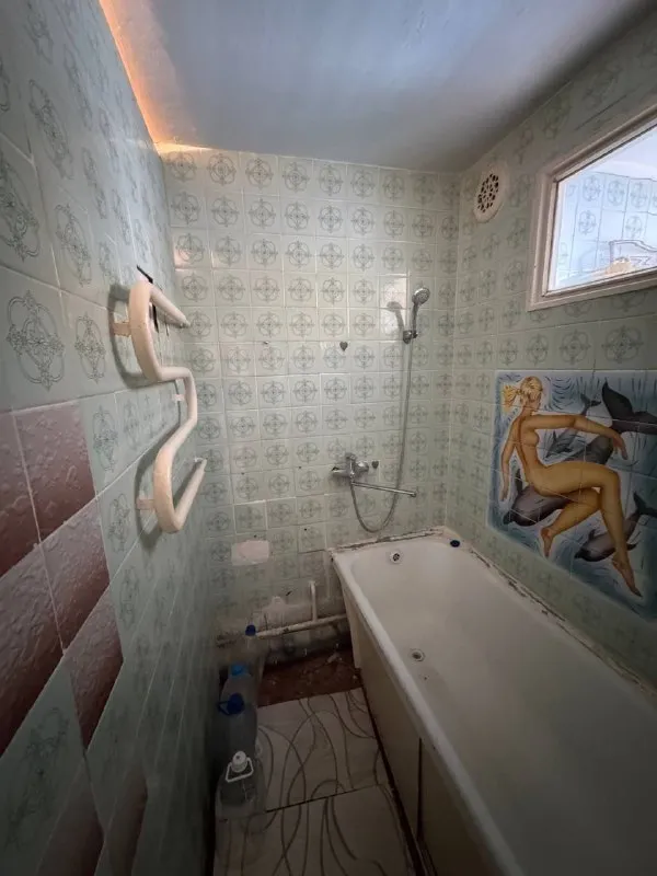 Продам двухкомнатную квартиру 🌇днр, харцызск, центр, ул. Октябрьская📍 ✅общая площадь 45.2 кв. М, 4 этаж 5 этажного дома, не угловая. ✅комнаты раздельные, окна пластиковые, балкон застеклен, есть кладовая. ✅новая газовая колонка. 📑документы готовы, прописанных нет. 👍шикарное расположение: во дворе школа 1, детский сад чайка, магазины. 💰цена : 2 600 000 ₽ торг 📲☎️+79493418412 лилия ан терем 🛫подписаться  |  дать объявление 📲наш max - фотография - 8