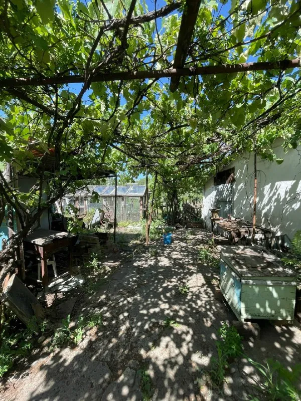 ❗️от собственника❗️ сдам дом в харцызске на длительный срок ( с возможностью дальнейшего выкупа). Рядом автовокзал, центральный рынок, банк, детский сад. В доме есть всё необходимое для проживания. Отопление печное. . На участке: * фруктовые деревья * теплица * огород 📌предпочтение порядочной семье славянской внешности с желанием ухаживать за огородом. 💰 аренда: 19 000 руб. /месяц + коммунальные платежи. При заселении оплачивается первый месяц и залог. +7 949 409 33 69 татьяна. - фотография - 1