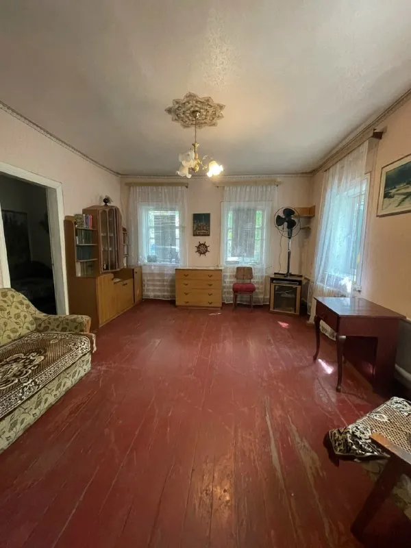 ❗️от собственника❗️ сдам дом в харцызске на длительный срок ( с возможностью дальнейшего выкупа). Рядом автовокзал, центральный рынок, банк, детский сад. В доме есть всё необходимое для проживания. Отопление печное. . На участке: * фруктовые деревья * теплица * огород 📌предпочтение порядочной семье славянской внешности с желанием ухаживать за огородом. 💰 аренда: 19 000 руб. /месяц + коммунальные платежи. При заселении оплачивается первый месяц и залог. +7 949 409 33 69 татьяна. - фотография - 2