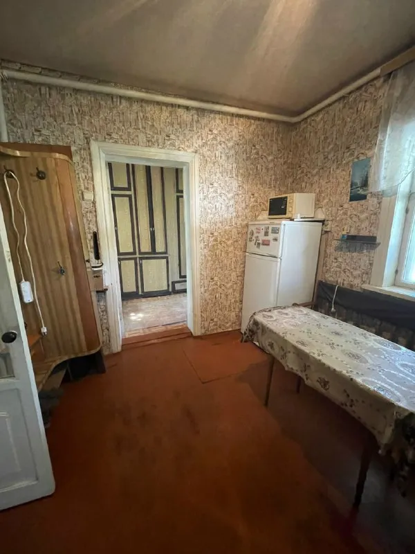 ❗️от собственника❗️ сдам дом в харцызске на длительный срок ( с возможностью дальнейшего выкупа). Рядом автовокзал, центральный рынок, банк, детский сад. В доме есть всё необходимое для проживания. Отопление печное. . На участке: * фруктовые деревья * теплица * огород 📌предпочтение порядочной семье славянской внешности с желанием ухаживать за огородом. 💰 аренда: 19 000 руб. /месяц + коммунальные платежи. При заселении оплачивается первый месяц и залог. +7 949 409 33 69 татьяна. - фотография - 3