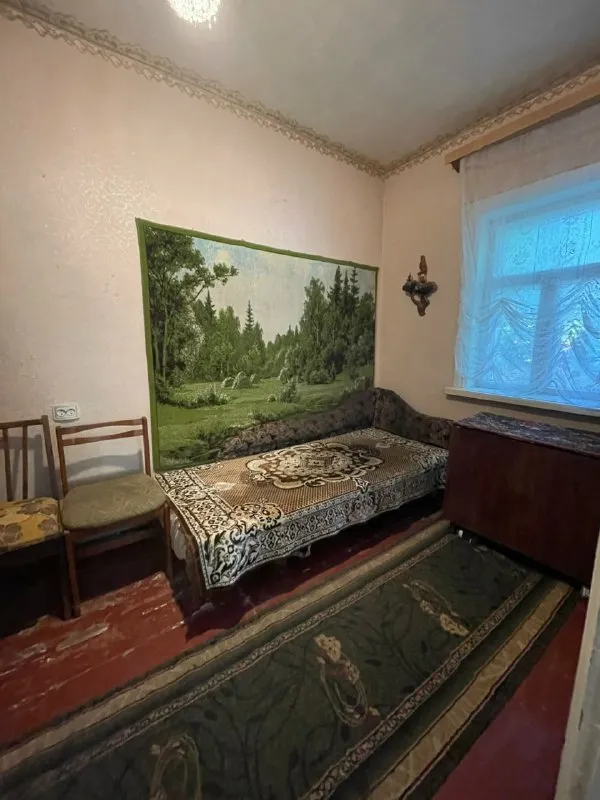 ❗️от собственника❗️ сдам дом в харцызске на длительный срок ( с возможностью дальнейшего выкупа). Рядом автовокзал, центральный рынок, банк, детский сад. В доме есть всё необходимое для проживания. Отопление печное. . На участке: * фруктовые деревья * теплица * огород 📌предпочтение порядочной семье славянской внешности с желанием ухаживать за огородом. 💰 аренда: 19 000 руб. /месяц + коммунальные платежи. При заселении оплачивается первый месяц и залог. +7 949 409 33 69 татьяна. - фотография - 5