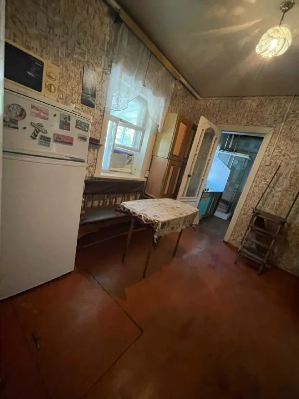 ❗️от собственника❗️ сдам дом в харцызске на длительный срок ( с возможностью дальнейшего выкупа). Рядом автовокзал, центральный рынок, банк, детский сад. В доме есть всё необходимое для проживания. Отопление печное. . На участке: * фруктовые деревья * теплица * огород 📌предпочтение порядочной семье славянской внешности с желанием ухаживать за огородом. 💰 аренда: 19 000 руб. /месяц + коммунальные платежи. При заселении оплачивается первый месяц и залог. +7 949 409 33 69 татьяна. - фотография - 6