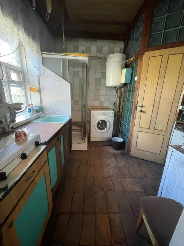 ❗️от собственника❗️ сдам дом в харцызске на длительный срок ( с возможностью дальнейшего выкупа). Рядом автовокзал, центральный рынок, банк, детский сад. В доме есть всё необходимое для проживания. Отопление печное. . На участке: * фруктовые деревья * теплица * огород 📌предпочтение порядочной семье славянской внешности с желанием ухаживать за огородом. 💰 аренда: 19 000 руб. /месяц + коммунальные платежи. При заселении оплачивается первый месяц и залог. +7 949 409 33 69 татьяна. - фотография - 7