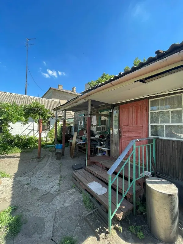 ❗️от собственника❗️ сдам дом в харцызске на длительный срок ( с возможностью дальнейшего выкупа). Рядом автовокзал, центральный рынок, банк, детский сад. В доме есть всё необходимое для проживания. Отопление печное. . На участке: * фруктовые деревья * теплица * огород 📌предпочтение порядочной семье славянской внешности с желанием ухаживать за огородом. 💰 аренда: 19 000 руб. /месяц + коммунальные платежи. При заселении оплачивается первый месяц и залог. +7 949 409 33 69 татьяна. - фотография - 8