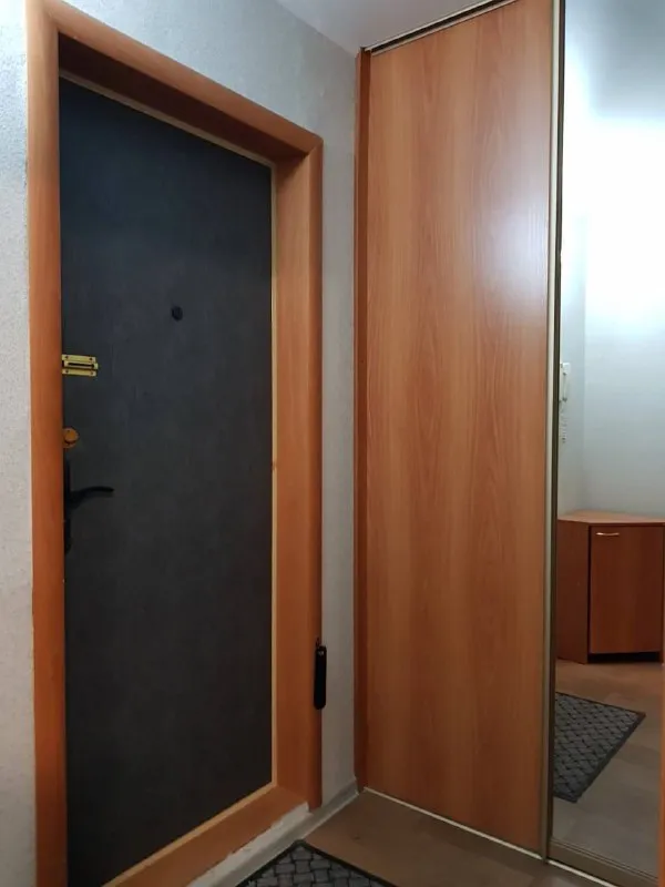 Сдаю однокомнатную квартиру аренда от собственника❗️ 🌇город мариуполь, на металлургов 35.📌 ✅долгосрочно, можно порядочной семье. ✅есть бытовая техника, меблирована, есть диван на двоих и ещё одно спальное место. Для ребенка например. 💰оплата ежемесячно 15000, + ком. Услуги. Договор аренды. Не агентство! Обращаться в телеграмм 📲 @ekaterina35890 🛫подписаться  |  дать объявление 📲наш max - фотография - 1