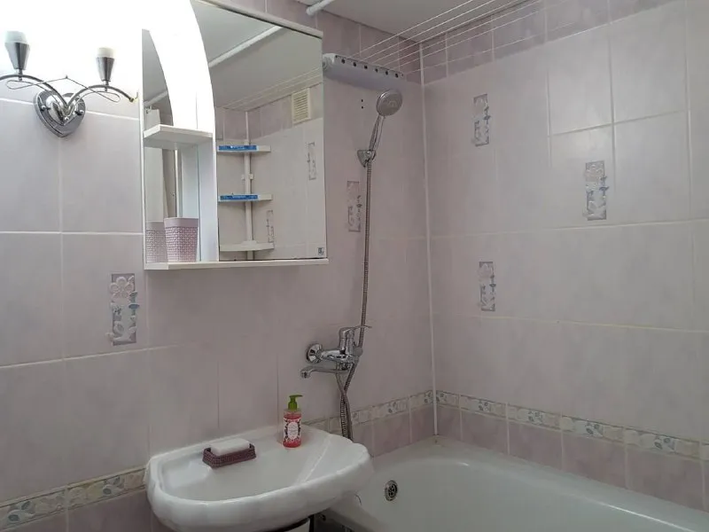 Сдаю однокомнатную квартиру аренда от собственника❗️ 🌇город мариуполь, на металлургов 35.📌 ✅долгосрочно, можно порядочной семье. ✅есть бытовая техника, меблирована, есть диван на двоих и ещё одно спальное место. Для ребенка например. 💰оплата ежемесячно 15000, + ком. Услуги. Договор аренды. Не агентство! Обращаться в телеграмм 📲 @ekaterina35890 🛫подписаться  |  дать объявление 📲наш max - фотография - 8