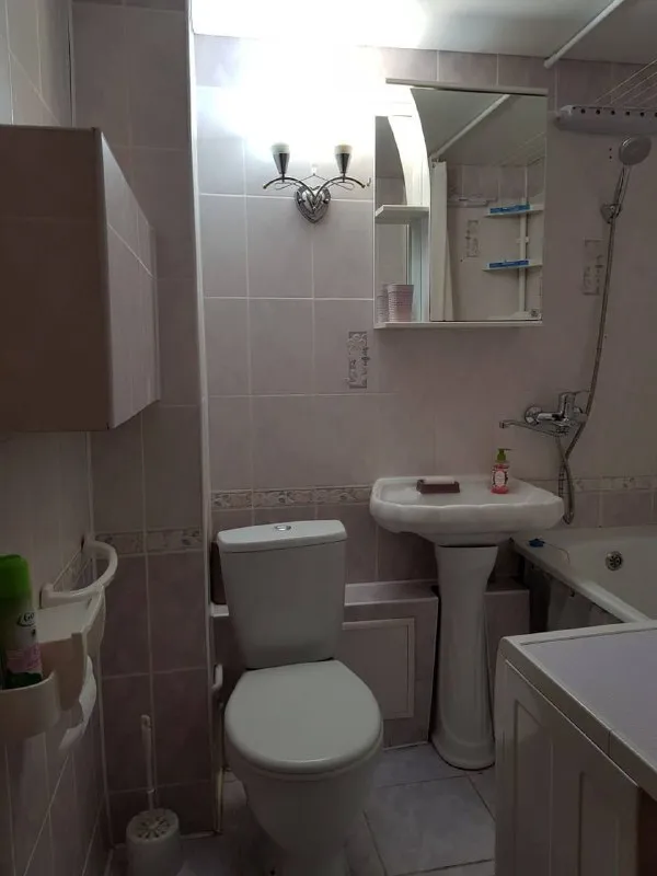 Сдаю однокомнатную квартиру аренда от собственника❗️ 🌇город мариуполь, на металлургов 35.📌 ✅долгосрочно, можно порядочной семье. ✅есть бытовая техника, меблирована, есть диван на двоих и ещё одно спальное место. Для ребенка например. 💰оплата ежемесячно 15000, + ком. Услуги. Договор аренды. Не агентство! Обращаться в телеграмм 📲 @ekaterina35890 🛫подписаться  |  дать объявление 📲наш max - фотография - 9