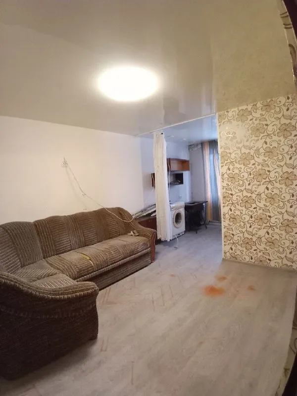 🏡продам 1-однокомнатную квартиру не дорого 🌇город: харцызск днр 🗺центр города 🏙️район стоматологии вокзальная 76 • этажность–2/5 жилого дома • площадь квартиры–33 м2 • тёплая и светлая квартира • частично сделан ремонт • новая газовая колонка, электропроводка, сантехника • в квартире остаётся мебель которая присутствует 🔥собственник 💴цена: 1🍋7 рублей 📍возможен торг 📲 звоните по этому номеру телефона: ☎️+7(949) 341-47-78 людмила 📨подписаться - фотография - 1