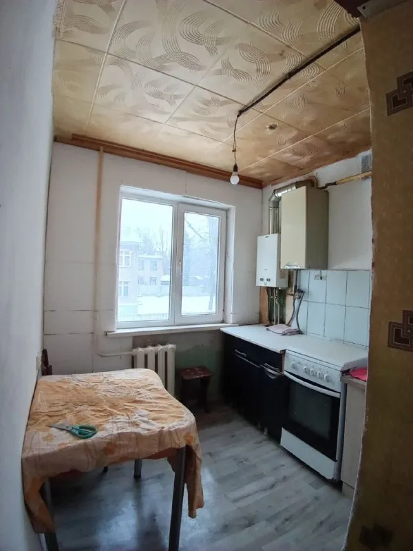 🏡продам 1-однокомнатную квартиру не дорого 🌇город: харцызск днр 🗺центр города 🏙️район стоматологии вокзальная 76 • этажность–2/5 жилого дома • площадь квартиры–33 м2 • тёплая и светлая квартира • частично сделан ремонт • новая газовая колонка, электропроводка, сантехника • в квартире остаётся мебель которая присутствует 🔥собственник 💴цена: 1🍋7 рублей 📍возможен торг 📲 звоните по этому номеру телефона: ☎️+7(949) 341-47-78 людмила 📨подписаться - фотография - 4