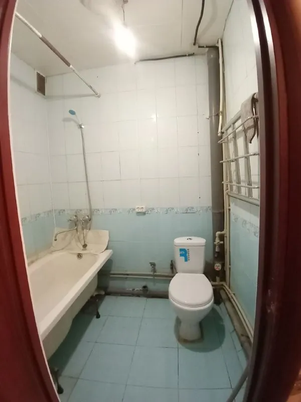 🏡продам 1-однокомнатную квартиру не дорого 🌇город: харцызск днр 🗺центр города 🏙️район стоматологии вокзальная 76 • этажность–2/5 жилого дома • площадь квартиры–33 м2 • тёплая и светлая квартира • частично сделан ремонт • новая газовая колонка, электропроводка, сантехника • в квартире остаётся мебель которая присутствует 🔥собственник 💴цена: 1🍋7 рублей 📍возможен торг 📲 звоните по этому номеру телефона: ☎️+7(949) 341-47-78 людмила 📨подписаться - фотография - 5