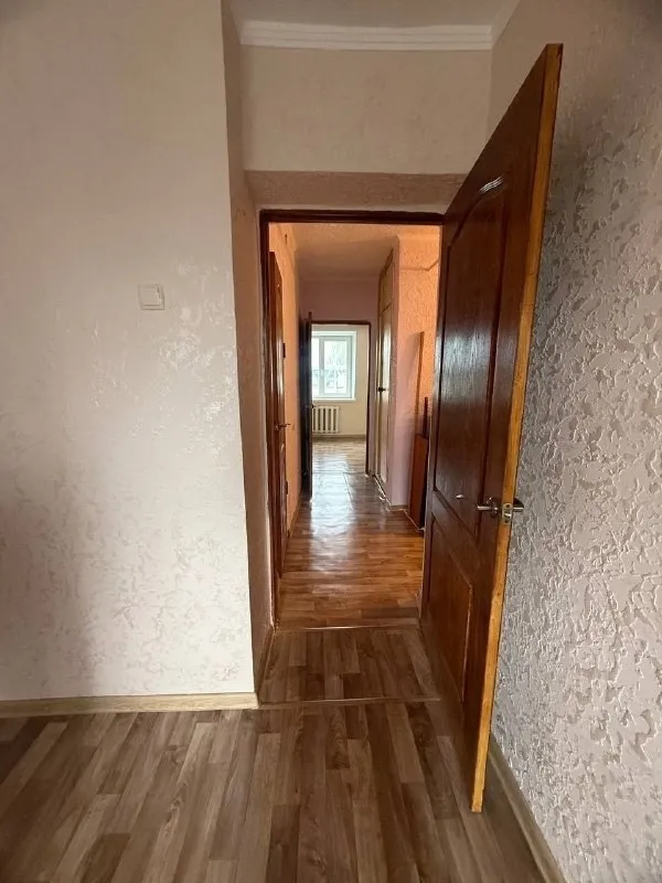 🏡продажа 3-трехкомнатной квартиры 🌇город: горловка днр 🗺улица зенитная • этажность–5/9 жилого дома • общая площадь–64 м2 • комнаты раздельные • окна пластиковые • на стенах венецианская штукатурка межкомнатные и входные двери новые • ванная комната в плитке, установлена система тёплый пол • в квартире есть два балкона • рядом остановка общественного транспорта, школа, детский садик, магазин и парк горького • документы готовы 🔥собственник 💴цена: 2🍋000.000 рублей ☎️+7(949) 684-09-91 📨подписаться - фотография - 1