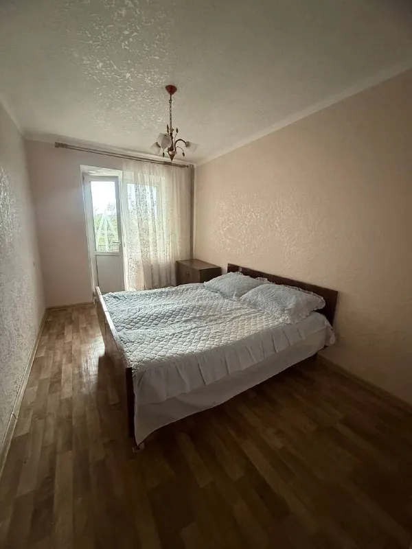 🏡продажа 3-трехкомнатной квартиры 🌇город: горловка днр 🗺улица зенитная • этажность–5/9 жилого дома • общая площадь–64 м2 • комнаты раздельные • окна пластиковые • на стенах венецианская штукатурка межкомнатные и входные двери новые • ванная комната в плитке, установлена система тёплый пол • в квартире есть два балкона • рядом остановка общественного транспорта, школа, детский садик, магазин и парк горького • документы готовы 🔥собственник 💴цена: 2🍋000.000 рублей ☎️+7(949) 684-09-91 📨подписаться - фотография - 2