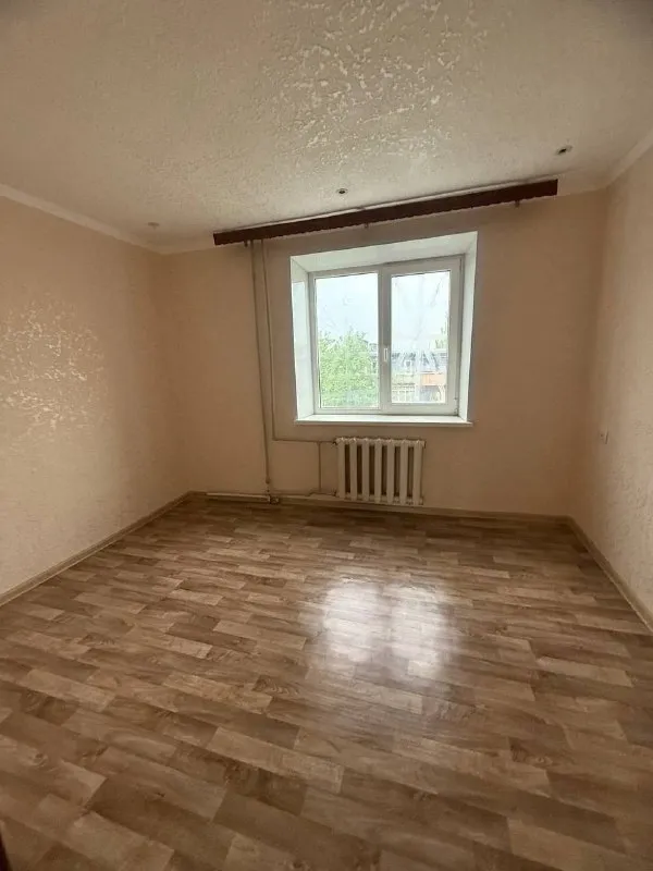 🏡продажа 3-трехкомнатной квартиры 🌇город: горловка днр 🗺улица зенитная • этажность–5/9 жилого дома • общая площадь–64 м2 • комнаты раздельные • окна пластиковые • на стенах венецианская штукатурка межкомнатные и входные двери новые • ванная комната в плитке, установлена система тёплый пол • в квартире есть два балкона • рядом остановка общественного транспорта, школа, детский садик, магазин и парк горького • документы готовы 🔥собственник 💴цена: 2🍋000.000 рублей ☎️+7(949) 684-09-91 📨подписаться - фотография - 3