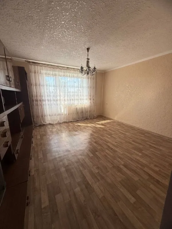 🏡продажа 3-трехкомнатной квартиры 🌇город: горловка днр 🗺улица зенитная • этажность–5/9 жилого дома • общая площадь–64 м2 • комнаты раздельные • окна пластиковые • на стенах венецианская штукатурка межкомнатные и входные двери новые • ванная комната в плитке, установлена система тёплый пол • в квартире есть два балкона • рядом остановка общественного транспорта, школа, детский садик, магазин и парк горького • документы готовы 🔥собственник 💴цена: 2🍋000.000 рублей ☎️+7(949) 684-09-91 📨подписаться - фотография - 4