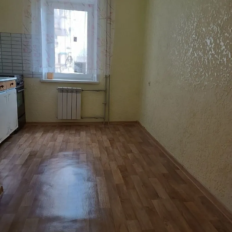 🏡продажа 3-трехкомнатной квартиры 🌇город: горловка днр 🗺улица зенитная • этажность–5/9 жилого дома • общая площадь–64 м2 • комнаты раздельные • окна пластиковые • на стенах венецианская штукатурка межкомнатные и входные двери новые • ванная комната в плитке, установлена система тёплый пол • в квартире есть два балкона • рядом остановка общественного транспорта, школа, детский садик, магазин и парк горького • документы готовы 🔥собственник 💴цена: 2🍋000.000 рублей ☎️+7(949) 684-09-91 📨подписаться - фотография - 5