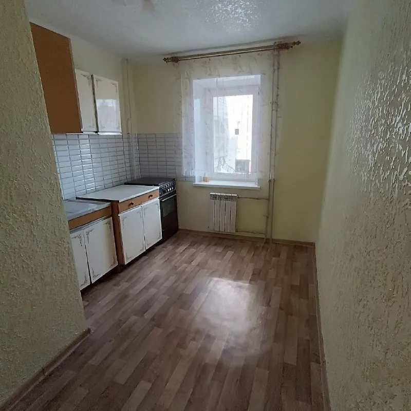 🏡продажа 3-трехкомнатной квартиры 🌇город: горловка днр 🗺улица зенитная • этажность–5/9 жилого дома • общая площадь–64 м2 • комнаты раздельные • окна пластиковые • на стенах венецианская штукатурка межкомнатные и входные двери новые • ванная комната в плитке, установлена система тёплый пол • в квартире есть два балкона • рядом остановка общественного транспорта, школа, детский садик, магазин и парк горького • документы готовы 🔥собственник 💴цена: 2🍋000.000 рублей ☎️+7(949) 684-09-91 📨подписаться - фотография - 6