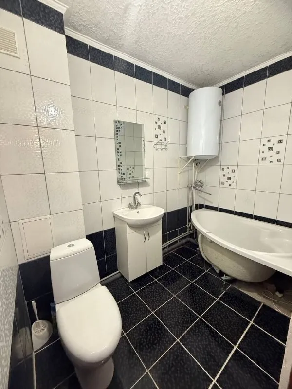 🏡продажа 3-трехкомнатной квартиры 🌇город: горловка днр 🗺улица зенитная • этажность–5/9 жилого дома • общая площадь–64 м2 • комнаты раздельные • окна пластиковые • на стенах венецианская штукатурка межкомнатные и входные двери новые • ванная комната в плитке, установлена система тёплый пол • в квартире есть два балкона • рядом остановка общественного транспорта, школа, детский садик, магазин и парк горького • документы готовы 🔥собственник 💴цена: 2🍋000.000 рублей ☎️+7(949) 684-09-91 📨подписаться - фотография - 7