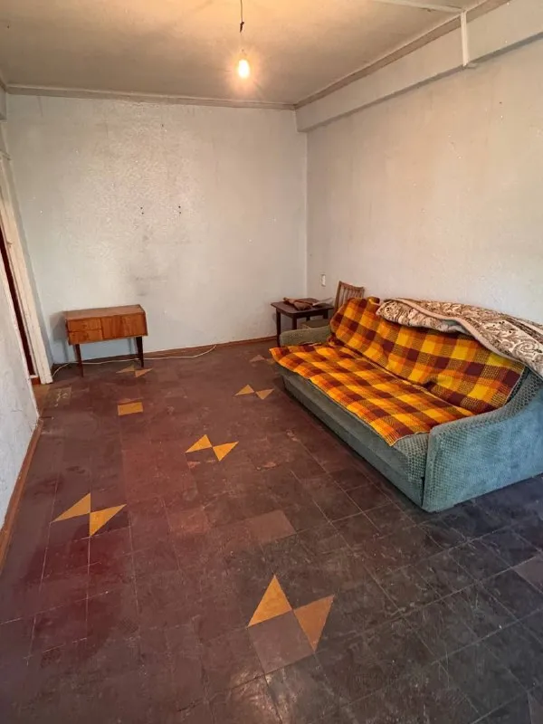 Продам двухкомнатную квартиру 🌇донецк, киевский проспект, ориентир- северный автовокзал, пл. Шахтерская. 📌 ✅квартира теплая, 5/5 этаж 💦вода идет по графику, крыша не течет. ✅комнаты раздельные, общая площадь 42 кв. , без балкона (эркер). ✅отличное месторасположение! ✅транспортная развязка прекрасная, рядом магазины, аптеки, супермаркет. 📑документы готовы 💰цена 2 800 000 ₽ 📲☎️+79494181407 галина ан 🛫подписаться  |  дать объявление 📲наш max - фотография - 3