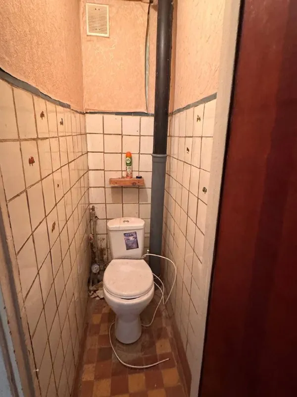 Продам двухкомнатную квартиру 🌇донецк, киевский проспект, ориентир- северный автовокзал, пл. Шахтерская. 📌 ✅квартира теплая, 5/5 этаж 💦вода идет по графику, крыша не течет. ✅комнаты раздельные, общая площадь 42 кв. , без балкона (эркер). ✅отличное месторасположение! ✅транспортная развязка прекрасная, рядом магазины, аптеки, супермаркет. 📑документы готовы 💰цена 2 800 000 ₽ 📲☎️+79494181407 галина ан 🛫подписаться  |  дать объявление 📲наш max - фотография - 8