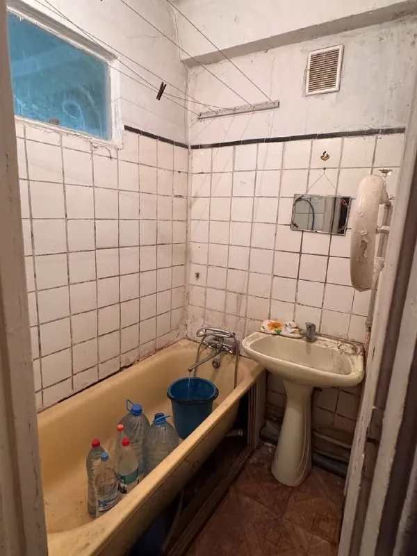 Продам двухкомнатную квартиру 🌇донецк, киевский проспект, ориентир- северный автовокзал, пл. Шахтерская. 📌 ✅квартира теплая, 5/5 этаж 💦вода идет по графику, крыша не течет. ✅комнаты раздельные, общая площадь 42 кв. , без балкона (эркер). ✅отличное месторасположение! ✅транспортная развязка прекрасная, рядом магазины, аптеки, супермаркет. 📑документы готовы 💰цена 2 800 000 ₽ 📲☎️+79494181407 галина ан 🛫подписаться  |  дать объявление 📲наш max - фотография - 9