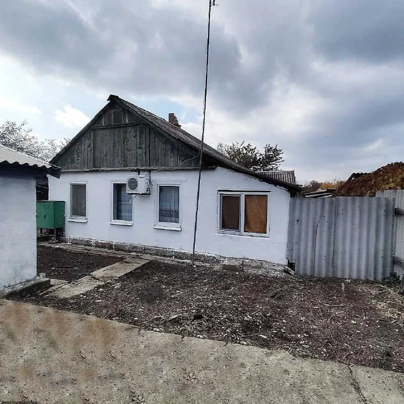 Продам дом 42 м² с участком 19 соток, иловайск, ул. Пролетарская дом с пластиковыми окнами, электроконвекторами и печным отоплением, на участке 19 соток. На участке питьевая скважина с санэпидзаключением, три гаража (один под газель), большой свинарник и сарай для птицы, большой вольер для собаки, просторный двор, подходит для ведения хозяйства. Документы готовы к продаже, один собственник. Цена 2 500 000р. Звоните: +7-949-087-60-65. ▪️ недвижимость большого харцызска 👈 подписаться ▪️ разместить объявление ▪️ обсудить - фотография - 1