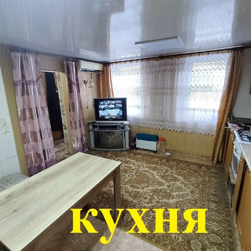 Продам дом 42 м² с участком 19 соток, иловайск, ул. Пролетарская дом с пластиковыми окнами, электроконвекторами и печным отоплением, на участке 19 соток. На участке питьевая скважина с санэпидзаключением, три гаража (один под газель), большой свинарник и сарай для птицы, большой вольер для собаки, просторный двор, подходит для ведения хозяйства. Документы готовы к продаже, один собственник. Цена 2 500 000р. Звоните: +7-949-087-60-65. ▪️ недвижимость большого харцызска 👈 подписаться ▪️ разместить объявление ▪️ обсудить - фотография - 2