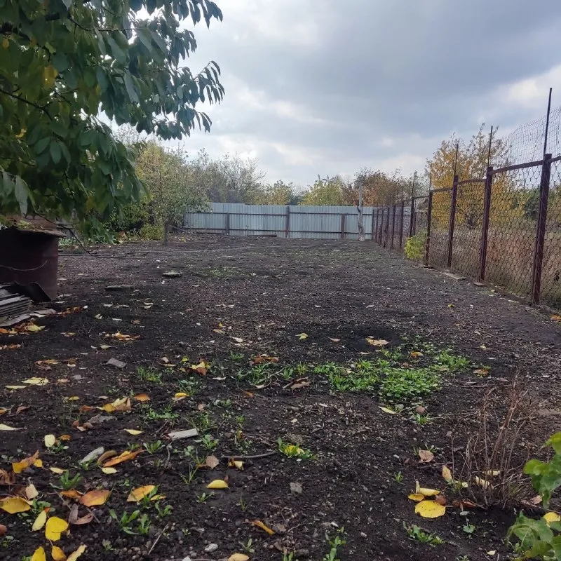 Продам дом 42 м² с участком 19 соток, иловайск, ул. Пролетарская дом с пластиковыми окнами, электроконвекторами и печным отоплением, на участке 19 соток. На участке питьевая скважина с санэпидзаключением, три гаража (один под газель), большой свинарник и сарай для птицы, большой вольер для собаки, просторный двор, подходит для ведения хозяйства. Документы готовы к продаже, один собственник. Цена 2 500 000р. Звоните: +7-949-087-60-65. ▪️ недвижимость большого харцызска 👈 подписаться ▪️ разместить объявление ▪️ обсудить - фотография - 3