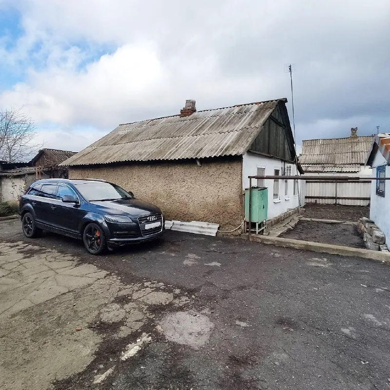 Продам дом 42 м² с участком 19 соток, иловайск, ул. Пролетарская дом с пластиковыми окнами, электроконвекторами и печным отоплением, на участке 19 соток. На участке питьевая скважина с санэпидзаключением, три гаража (один под газель), большой свинарник и сарай для птицы, большой вольер для собаки, просторный двор, подходит для ведения хозяйства. Документы готовы к продаже, один собственник. Цена 2 500 000р. Звоните: +7-949-087-60-65. ▪️ недвижимость большого харцызска 👈 подписаться ▪️ разместить объявление ▪️ обсудить - фотография - 4