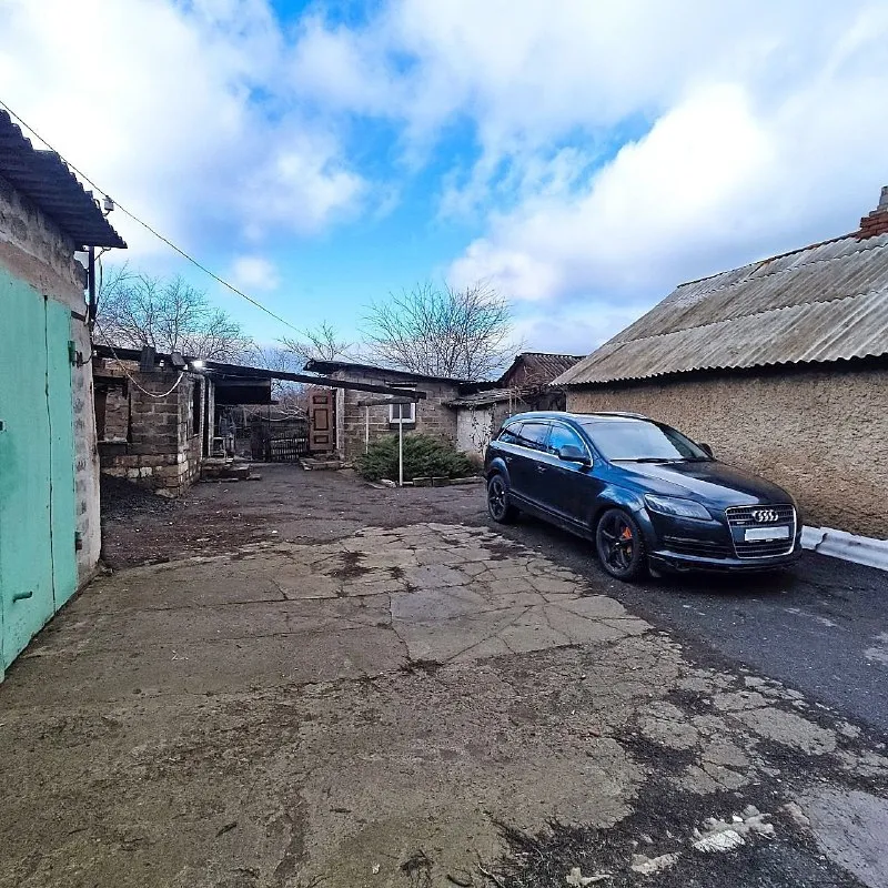 Продам дом 42 м² с участком 19 соток, иловайск, ул. Пролетарская дом с пластиковыми окнами, электроконвекторами и печным отоплением, на участке 19 соток. На участке питьевая скважина с санэпидзаключением, три гаража (один под газель), большой свинарник и сарай для птицы, большой вольер для собаки, просторный двор, подходит для ведения хозяйства. Документы готовы к продаже, один собственник. Цена 2 500 000р. Звоните: +7-949-087-60-65. ▪️ недвижимость большого харцызска 👈 подписаться ▪️ разместить объявление ▪️ обсудить - фотография - 5