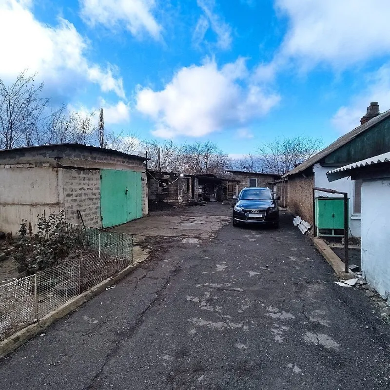 Продам дом 42 м² с участком 19 соток, иловайск, ул. Пролетарская дом с пластиковыми окнами, электроконвекторами и печным отоплением, на участке 19 соток. На участке питьевая скважина с санэпидзаключением, три гаража (один под газель), большой свинарник и сарай для птицы, большой вольер для собаки, просторный двор, подходит для ведения хозяйства. Документы готовы к продаже, один собственник. Цена 2 500 000р. Звоните: +7-949-087-60-65. ▪️ недвижимость большого харцызска 👈 подписаться ▪️ разместить объявление ▪️ обсудить - фотография - 6