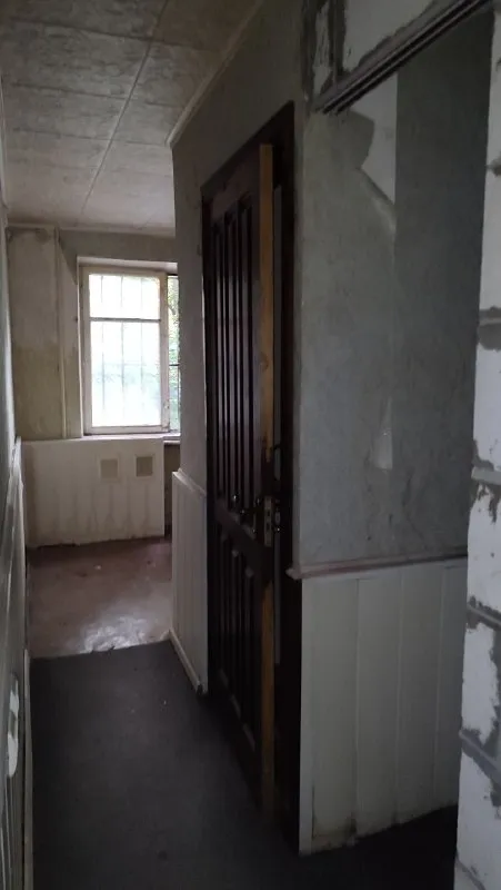 🏡продаётся 3-трехкомнатная квартира 🌇город: харцызск днр 🗺ориентир магазин рассвет • этажность–1/5 жилого дома • высокий цоколь • на окнах решётки • в квартире есть подвал • бронированная входная дверь • документы готовы 🔥собственник 💴цена: 2🍋500.000 рублей ☎️+7(949) 325-18-73 📨подписаться - фотография - 4