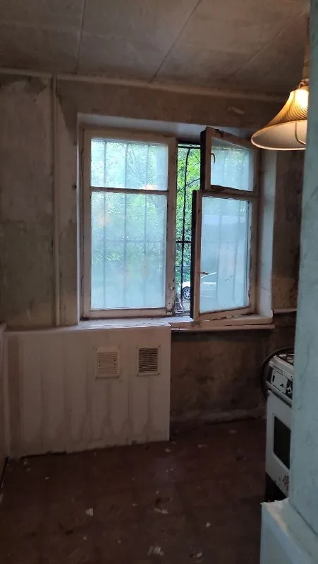 🏡продаётся 3-трехкомнатная квартира 🌇город: харцызск днр 🗺ориентир магазин рассвет • этажность–1/5 жилого дома • высокий цоколь • на окнах решётки • в квартире есть подвал • бронированная входная дверь • документы готовы 🔥собственник 💴цена: 2🍋500.000 рублей ☎️+7(949) 325-18-73 📨подписаться - фотография - 5