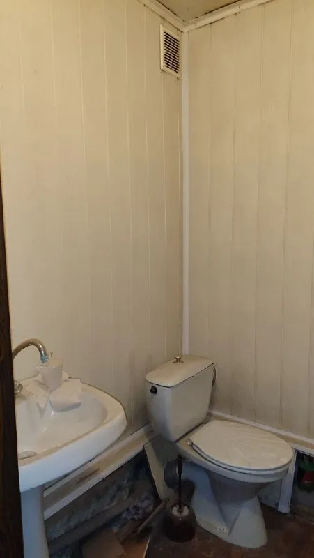 🏡продаётся 3-трехкомнатная квартира 🌇город: харцызск днр 🗺ориентир магазин рассвет • этажность–1/5 жилого дома • высокий цоколь • на окнах решётки • в квартире есть подвал • бронированная входная дверь • документы готовы 🔥собственник 💴цена: 2🍋500.000 рублей ☎️+7(949) 325-18-73 📨подписаться - фотография - 6