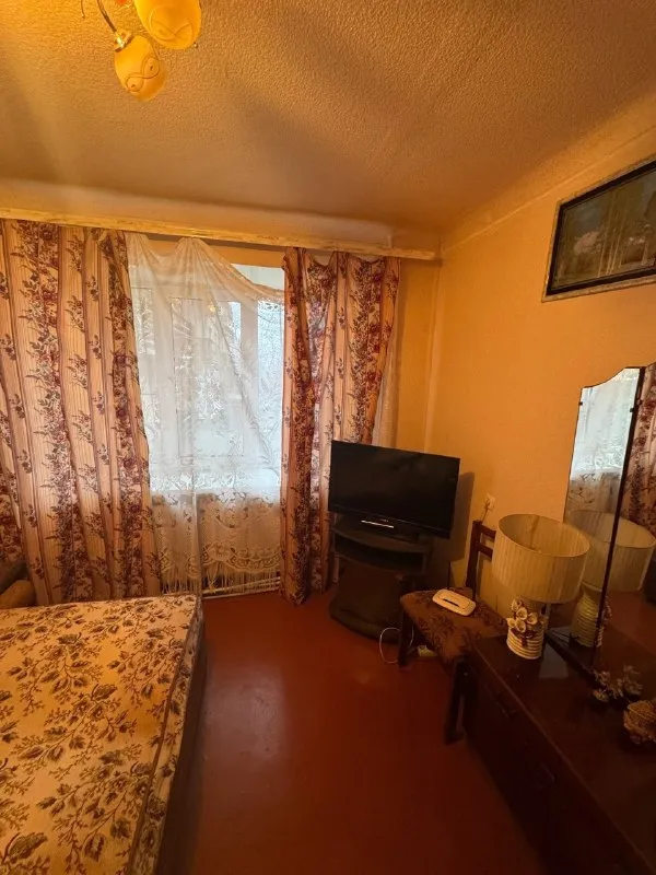 Продам 2 комн. Квартиру г. Зугрэс ✅этаж 2/9 ✅площадь 54м2 продам 2х ком. Квартиру г. Зугрэс. 2-й этаж 9-ти этажного дома. Комнаты раздельные, не угловая, есть балкон. Автономное отопление (газовый котел), накопительный бак, бойлер. Квартира требует косметический ремонт. Остаётся вся мебель и техника. Тихий спокойный двор. Собственник, документы готовы. 💰 цена договорная по всем интересующим вопросам обращайтесь по телефону ☎+7 949 341 93 00 сергей ▪️ недвижимость большого харцызска 👈 подписаться ▪️ разместить объявление ▪️ обсудить - фотография - 2