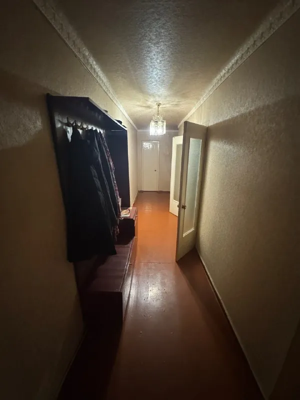 Продам 2 комн. Квартиру г. Зугрэс ✅этаж 2/9 ✅площадь 54м2 продам 2х ком. Квартиру г. Зугрэс. 2-й этаж 9-ти этажного дома. Комнаты раздельные, не угловая, есть балкон. Автономное отопление (газовый котел), накопительный бак, бойлер. Квартира требует косметический ремонт. Остаётся вся мебель и техника. Тихий спокойный двор. Собственник, документы готовы. 💰 цена договорная по всем интересующим вопросам обращайтесь по телефону ☎+7 949 341 93 00 сергей ▪️ недвижимость большого харцызска 👈 подписаться ▪️ разместить объявление ▪️ обсудить - фотография - 3