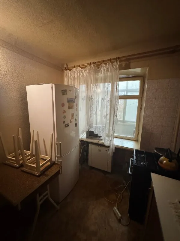 Продам 2 комн. Квартиру г. Зугрэс ✅этаж 2/9 ✅площадь 54м2 продам 2х ком. Квартиру г. Зугрэс. 2-й этаж 9-ти этажного дома. Комнаты раздельные, не угловая, есть балкон. Автономное отопление (газовый котел), накопительный бак, бойлер. Квартира требует косметический ремонт. Остаётся вся мебель и техника. Тихий спокойный двор. Собственник, документы готовы. 💰 цена договорная по всем интересующим вопросам обращайтесь по телефону ☎+7 949 341 93 00 сергей ▪️ недвижимость большого харцызска 👈 подписаться ▪️ разместить объявление ▪️ обсудить - фотография - 5