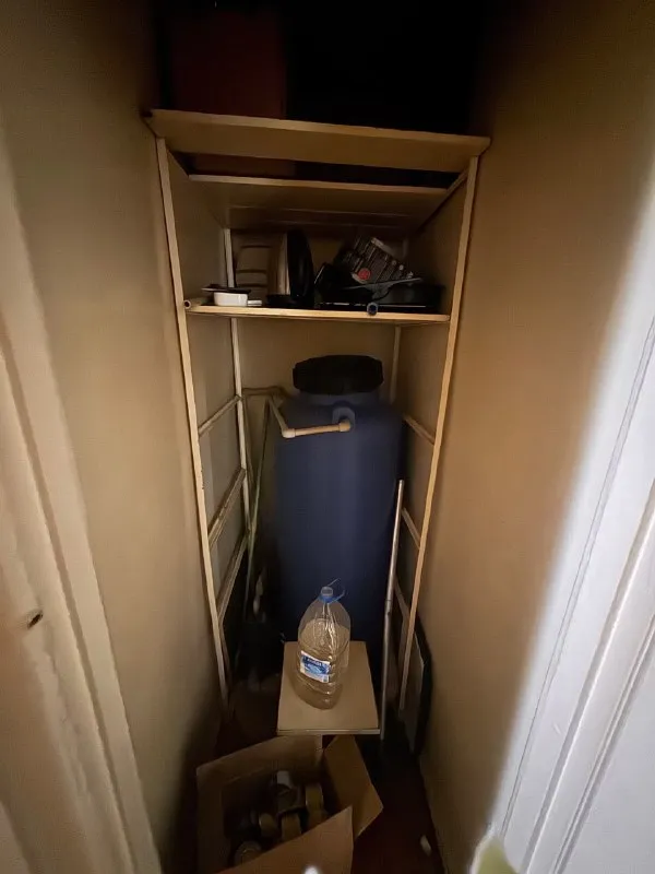 Продам 2 комн. Квартиру г. Зугрэс ✅этаж 2/9 ✅площадь 54м2 продам 2х ком. Квартиру г. Зугрэс. 2-й этаж 9-ти этажного дома. Комнаты раздельные, не угловая, есть балкон. Автономное отопление (газовый котел), накопительный бак, бойлер. Квартира требует косметический ремонт. Остаётся вся мебель и техника. Тихий спокойный двор. Собственник, документы готовы. 💰 цена договорная по всем интересующим вопросам обращайтесь по телефону ☎+7 949 341 93 00 сергей ▪️ недвижимость большого харцызска 👈 подписаться ▪️ разместить объявление ▪️ обсудить - фотография - 6