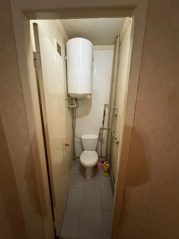 Продам 2 комн. Квартиру г. Зугрэс ✅этаж 2/9 ✅площадь 54м2 продам 2х ком. Квартиру г. Зугрэс. 2-й этаж 9-ти этажного дома. Комнаты раздельные, не угловая, есть балкон. Автономное отопление (газовый котел), накопительный бак, бойлер. Квартира требует косметический ремонт. Остаётся вся мебель и техника. Тихий спокойный двор. Собственник, документы готовы. 💰 цена договорная по всем интересующим вопросам обращайтесь по телефону ☎+7 949 341 93 00 сергей ▪️ недвижимость большого харцызска 👈 подписаться ▪️ разместить объявление ▪️ обсудить - фотография - 7