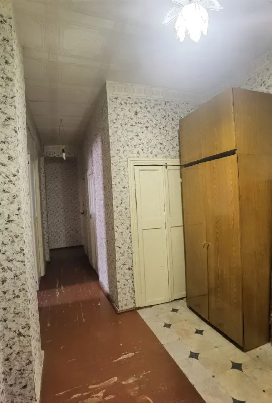 🏡продажа 3-трехкомнатной квартиры 🌇город: горловка днр 🏙️улица пушкинская, 🗺ориентир площадь победы • этажность–2/5 жилого дома • общая площадь–83 м2 • кухня–7.5 м2 • дом кирпичный • жилое состояние • рядом магазины, кафе и остановка общественного транспорта • документы готовы 🔥собственник 💴цена: 5🍋900.000 рублей ☎️+7(949) 493-85-47 📨подписаться - фотография - 2