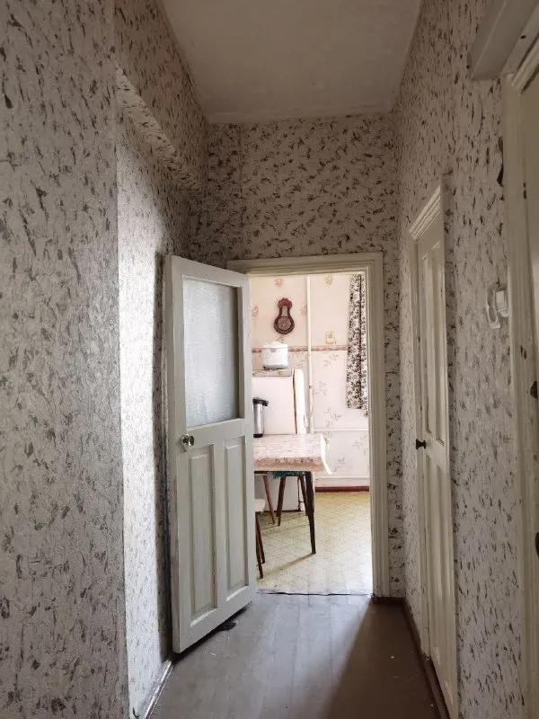 🏡продажа 3-трехкомнатной квартиры 🌇город: горловка днр 🏙️улица пушкинская, 🗺ориентир площадь победы • этажность–2/5 жилого дома • общая площадь–83 м2 • кухня–7.5 м2 • дом кирпичный • жилое состояние • рядом магазины, кафе и остановка общественного транспорта • документы готовы 🔥собственник 💴цена: 5🍋900.000 рублей ☎️+7(949) 493-85-47 📨подписаться - фотография - 5