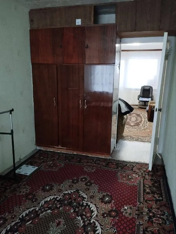 Сдаётся двухкомнатная квартира, город харцызск, район черёмушки, мкр. Металлургов дом 6,2 этаж пятиэтажного дома, окна пластиковые, балкон остекленный, с мебелью и бытовой техникой. Состояние жилое, хорошее. Подъезд чистый, ухоженный. Цена 20.000₽+коммунальные платежи, первый и последний месяц. На долгий срок. По вопросам тел. (+7(916)017-15-44) (+7 (949) 323-98-42)комментарии не читаю - фотография - 1