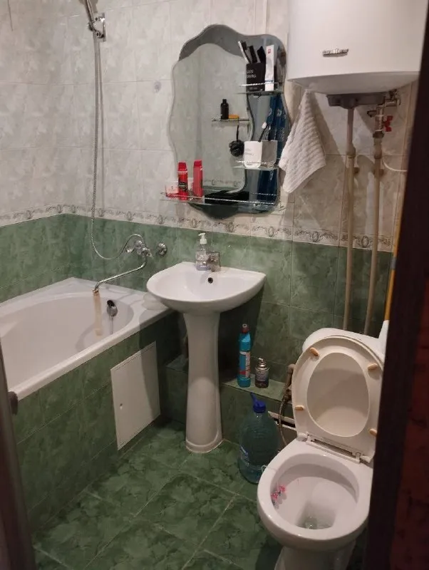 Сдаётся двухкомнатная квартира, город харцызск, район черёмушки, мкр. Металлургов дом 6,2 этаж пятиэтажного дома, окна пластиковые, балкон остекленный, с мебелью и бытовой техникой. Состояние жилое, хорошее. Подъезд чистый, ухоженный. Цена 20.000₽+коммунальные платежи, первый и последний месяц. На долгий срок. По вопросам тел. (+7(916)017-15-44) (+7 (949) 323-98-42)комментарии не читаю - фотография - 10