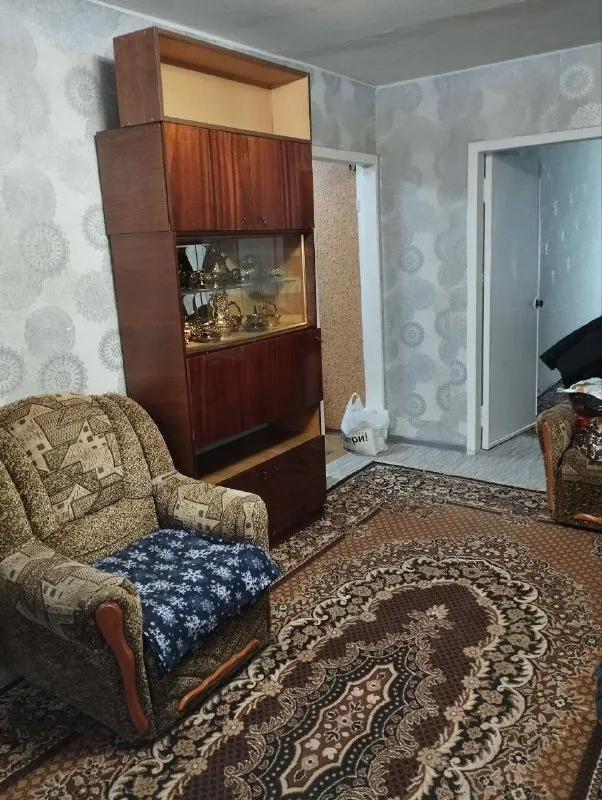 Сдаётся двухкомнатная квартира, город харцызск, район черёмушки, мкр. Металлургов дом 6,2 этаж пятиэтажного дома, окна пластиковые, балкон остекленный, с мебелью и бытовой техникой. Состояние жилое, хорошее. Подъезд чистый, ухоженный. Цена 20.000₽+коммунальные платежи, первый и последний месяц. На долгий срок. По вопросам тел. (+7(916)017-15-44) (+7 (949) 323-98-42)комментарии не читаю - фотография - 3