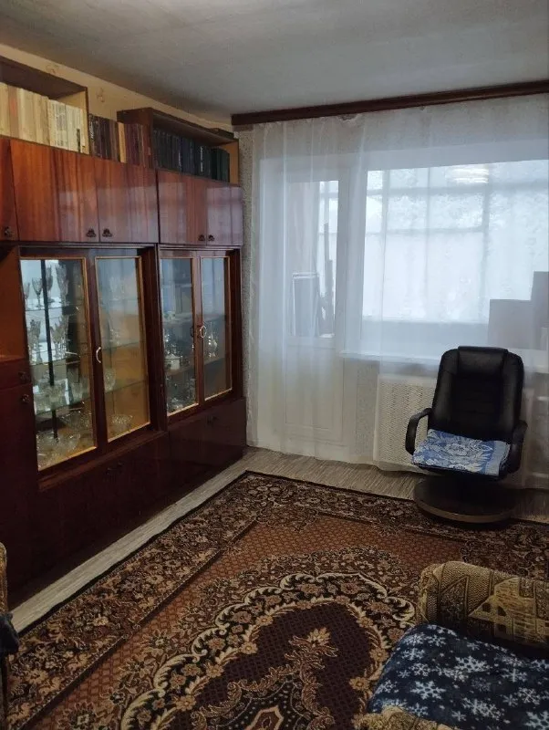 Сдаётся двухкомнатная квартира, город харцызск, район черёмушки, мкр. Металлургов дом 6,2 этаж пятиэтажного дома, окна пластиковые, балкон остекленный, с мебелью и бытовой техникой. Состояние жилое, хорошее. Подъезд чистый, ухоженный. Цена 20.000₽+коммунальные платежи, первый и последний месяц. На долгий срок. По вопросам тел. (+7(916)017-15-44) (+7 (949) 323-98-42)комментарии не читаю - фотография - 4