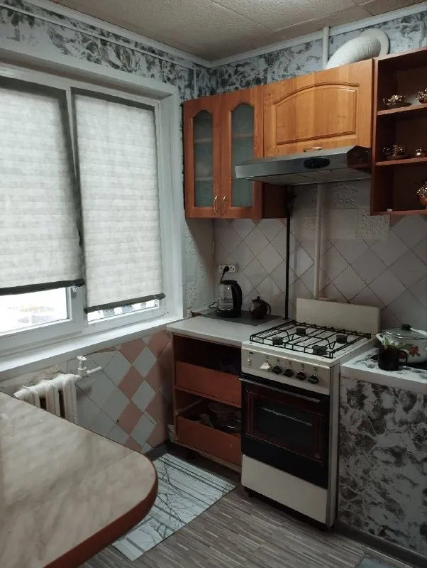 Сдаётся двухкомнатная квартира, город харцызск, район черёмушки, мкр. Металлургов дом 6,2 этаж пятиэтажного дома, окна пластиковые, балкон остекленный, с мебелью и бытовой техникой. Состояние жилое, хорошее. Подъезд чистый, ухоженный. Цена 20.000₽+коммунальные платежи, первый и последний месяц. На долгий срок. По вопросам тел. (+7(916)017-15-44) (+7 (949) 323-98-42)комментарии не читаю - фотография - 5