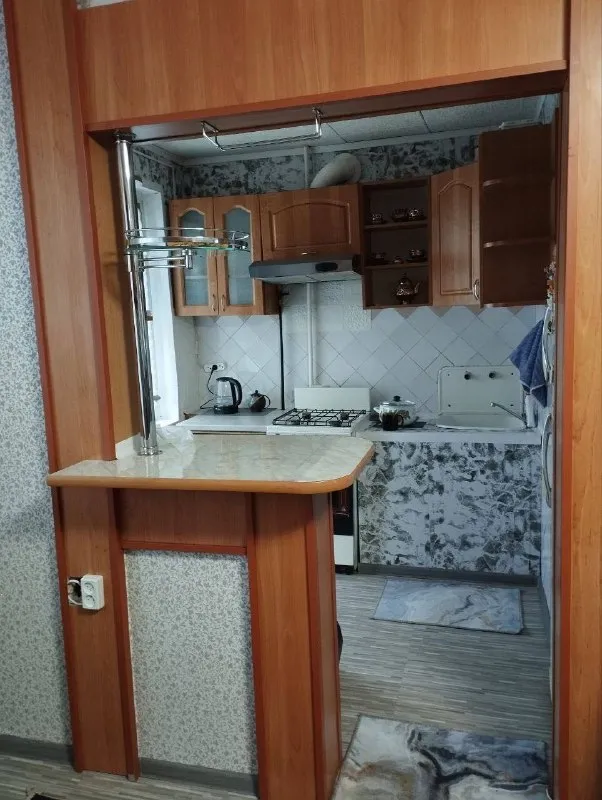 Сдаётся двухкомнатная квартира, город харцызск, район черёмушки, мкр. Металлургов дом 6,2 этаж пятиэтажного дома, окна пластиковые, балкон остекленный, с мебелью и бытовой техникой. Состояние жилое, хорошее. Подъезд чистый, ухоженный. Цена 20.000₽+коммунальные платежи, первый и последний месяц. На долгий срок. По вопросам тел. (+7(916)017-15-44) (+7 (949) 323-98-42)комментарии не читаю - фотография - 6